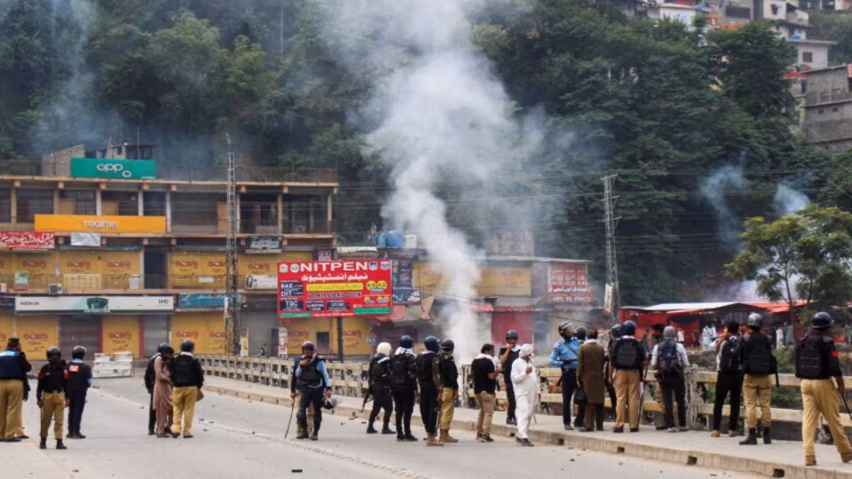 POK CRISIS: पीओके में पाक सरकार के खिलाफ बढ़ा जनआक्रोश