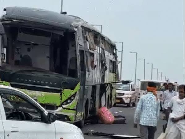 तेज रफ्तार बस ब्रिज से टकराई, 4 की मौत