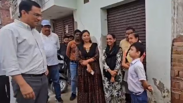 Aligarh Girl: छात्रा की सड़क बनाने की गुहार पर योगी का एक्शन