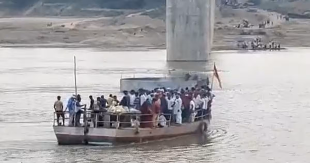 Chambal Steamer: चंबल में कांवड़ियों से भरा स्टीमर हुआ खराब