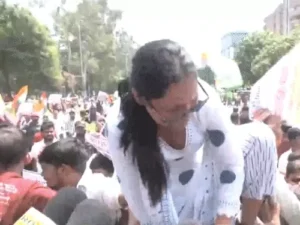 पटना में छात्रों पर चला वाटर कैनन