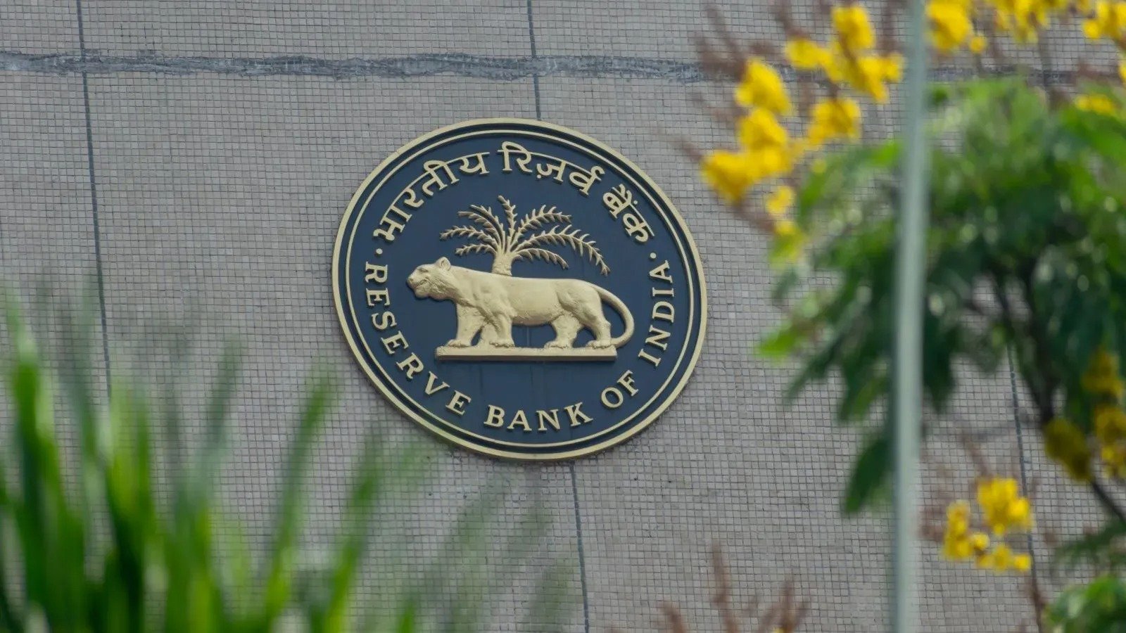 RBI ने रेपो रेट 5.25% पर रखा बरकरार