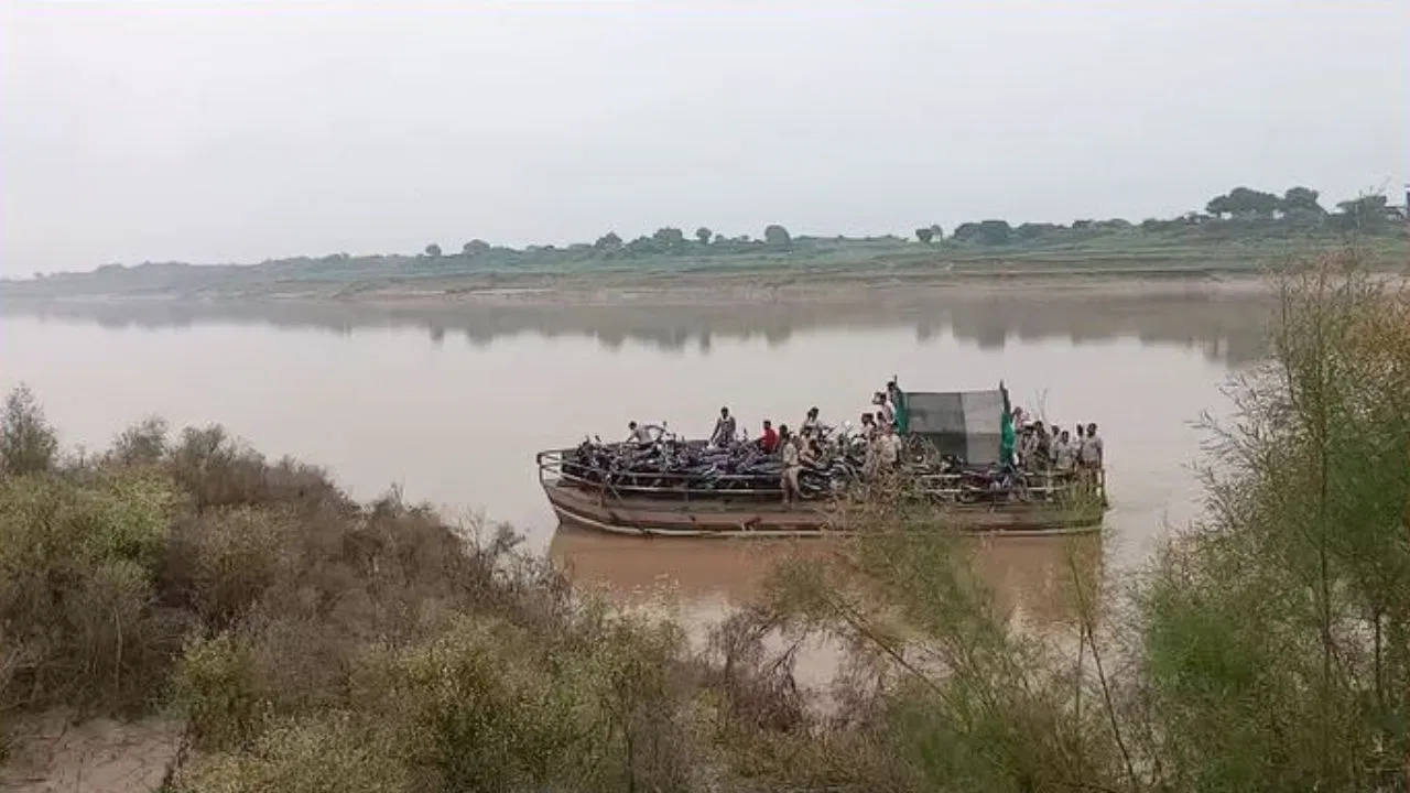Chambal Steamer: चंबल में कांवड़ियों से भरा स्टीमर हुआ खराब
