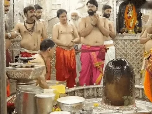 सावन के पहले सोमवार शिवालयों में उमड़ा जनसैलाब