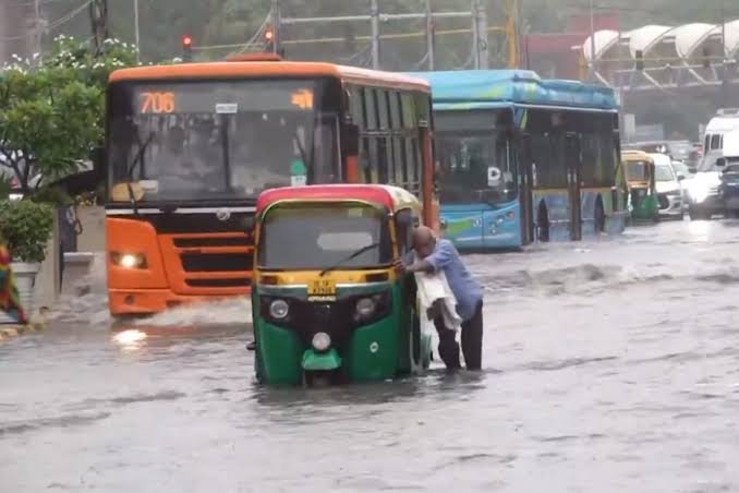 Delhi Rain: दिल्ली-NCR में बारिश का कहर, सड़कें बनीं तालाब