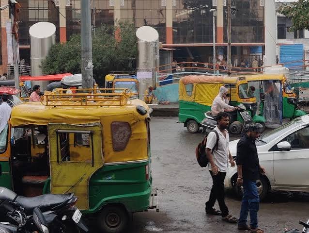 कैब बंद, ऑटो ने बढ़ाया किराया