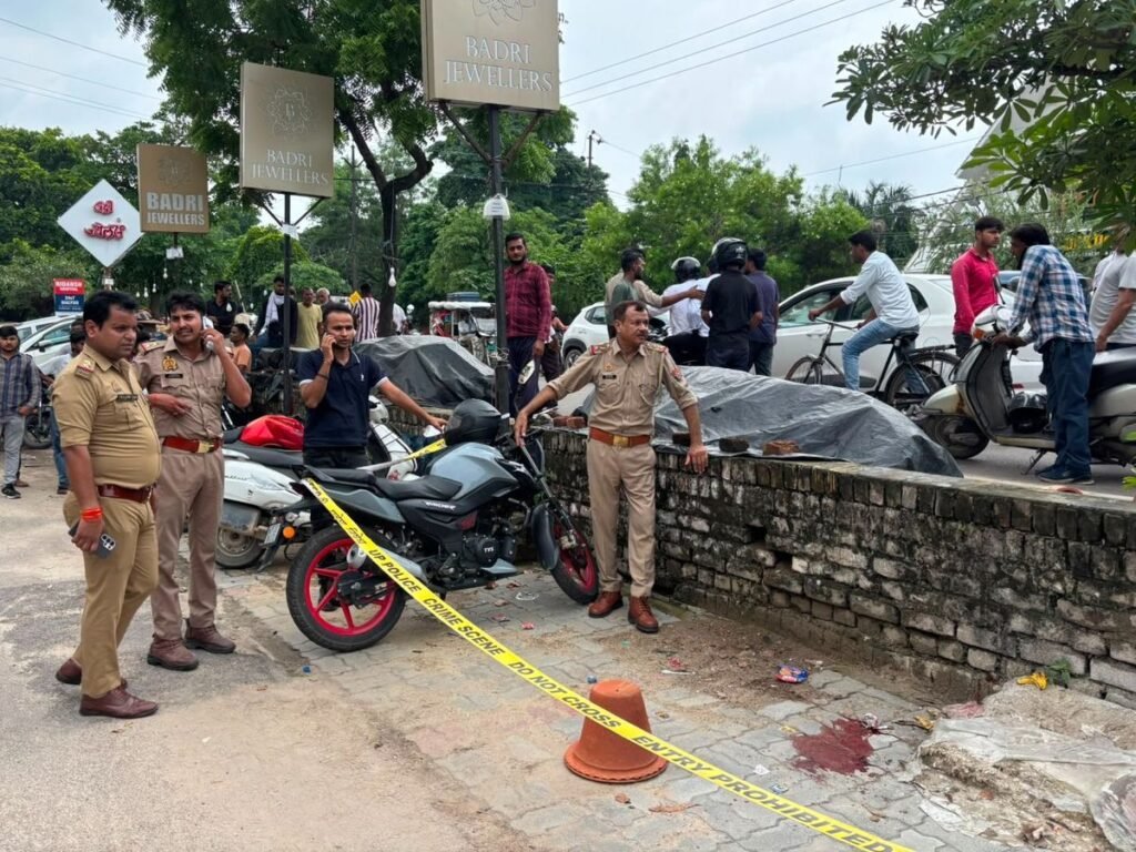 गोमतीनगर में दिनदहाड़े बैंक अधिकारी की हत्या