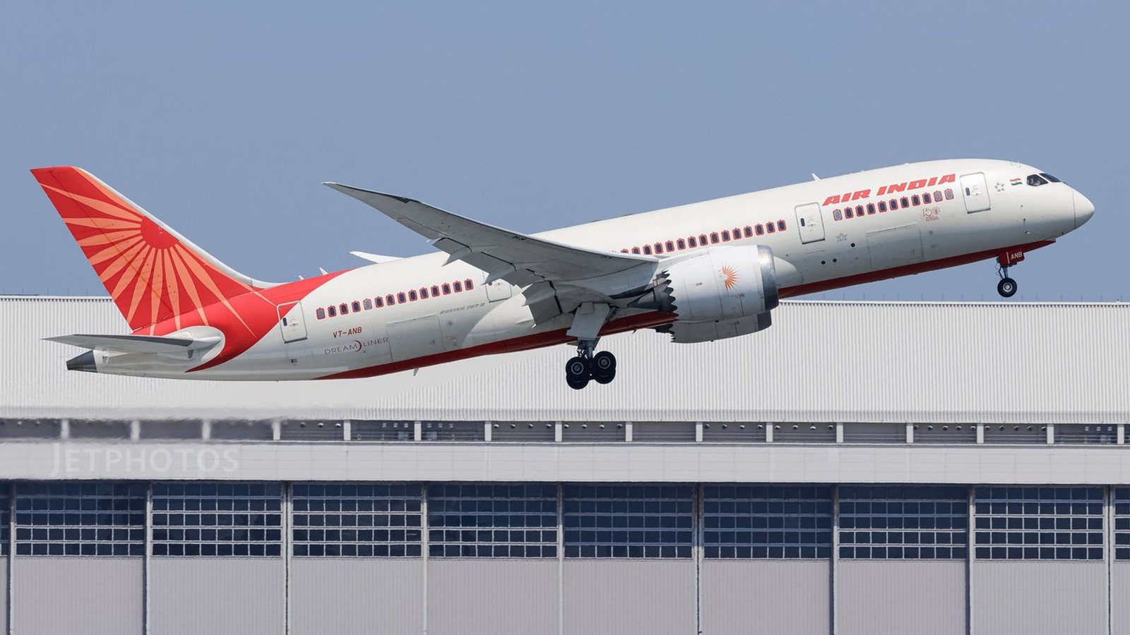 Indian Flight Safety: कहीं फ्लाइट का इंजन फेल, कहीं AC खराब तो कहीं पायलट पर नशे का आरोप, भारतीय उड़ानों की सुरक्षा पर उठे सवाल