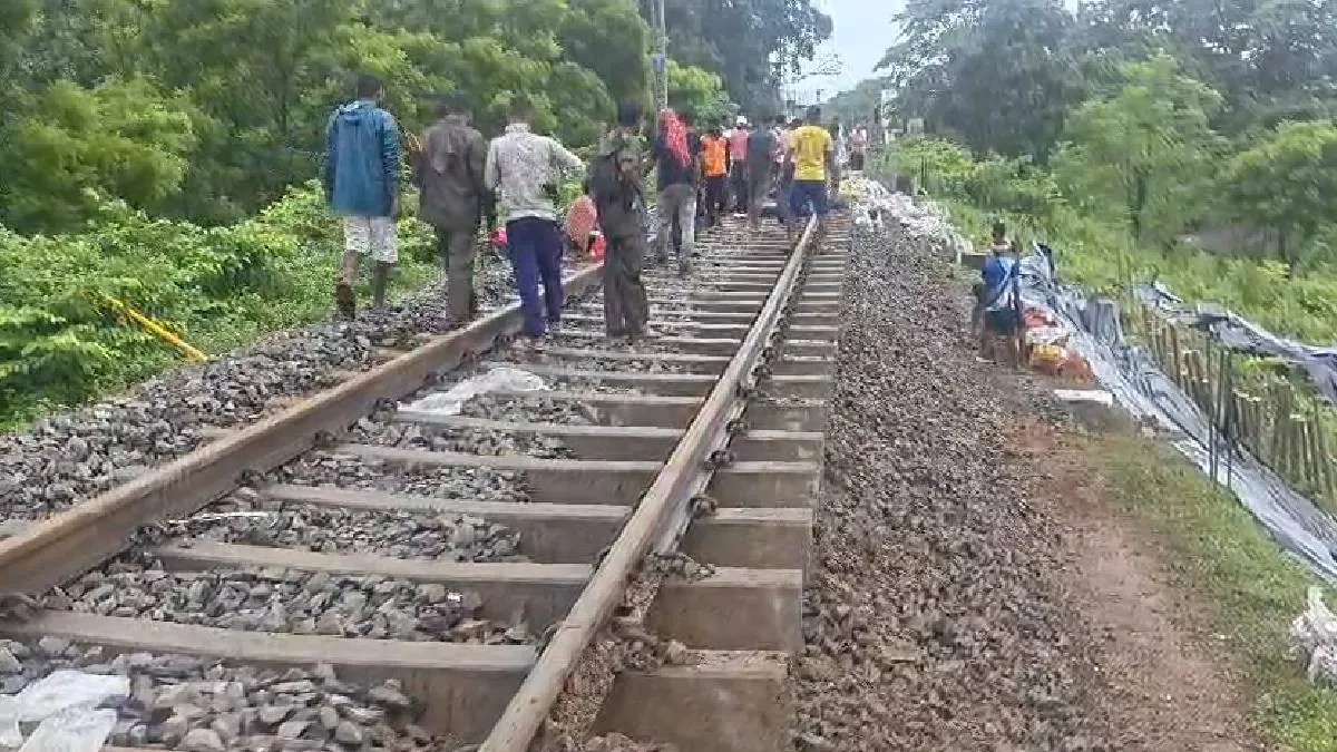 ओडिशा में बारिश का कहर, रेलवे ट्रैक धंसा