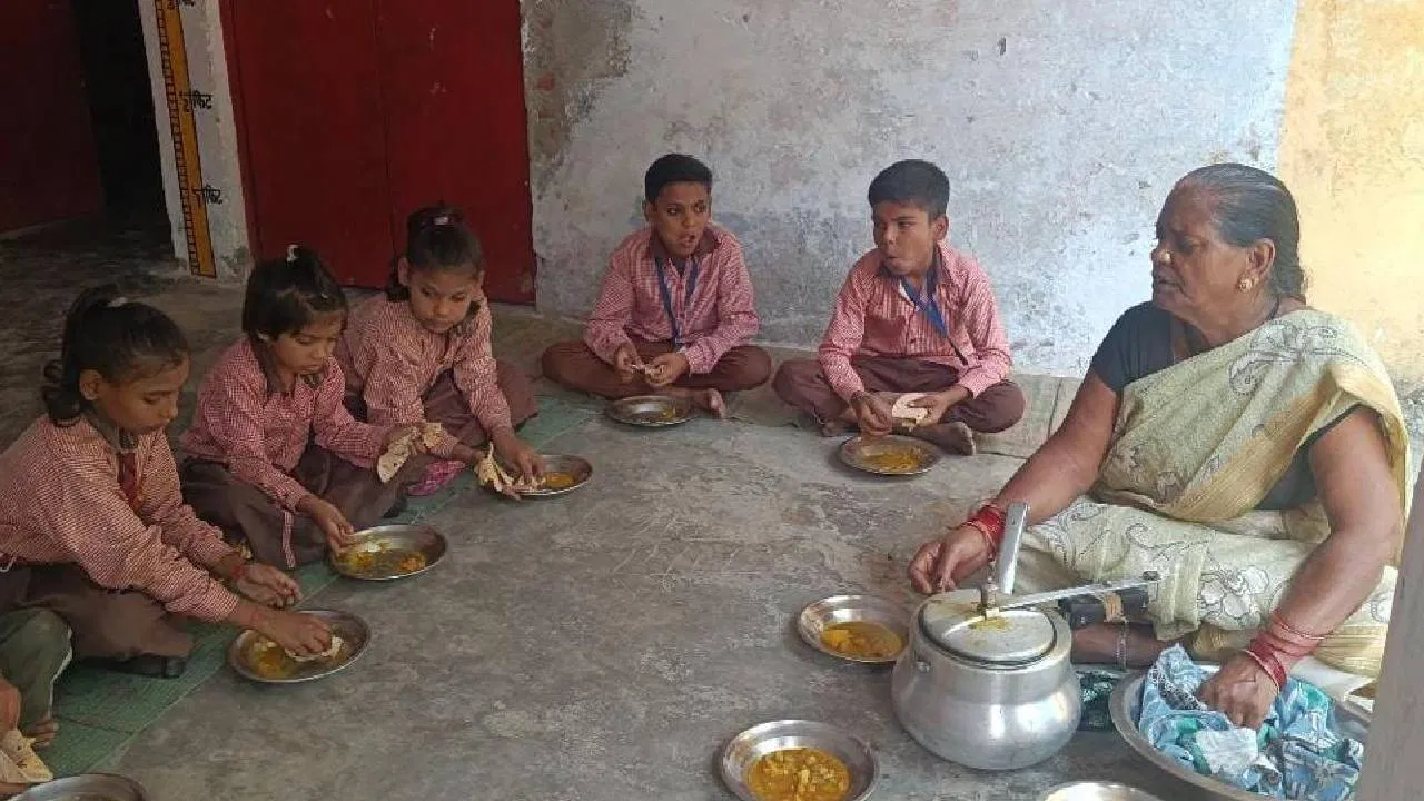 School Cook Salary Hike: यूपी स्कूल रसोइयों की सैलरी बढ़ी