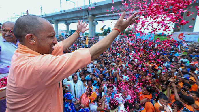 Meerut News: मेरठ में गूंजा ‘बोल बम’! सीएम योगी ने कांवड़ियों पर बरसाए फूल, भगवा रंग में रंगा पूरा कांवड़ मार्ग