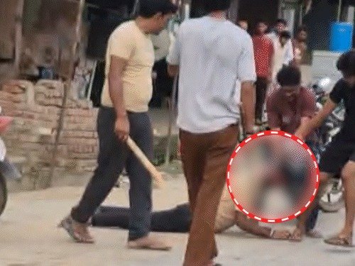 हाथरस में बाजार में युवक को पीटकर किया टॉयलेट
