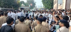 भोपाल में इंटर्न डॉक्टरों का बड़ा प्रदर्शन