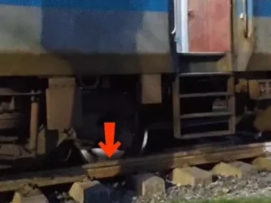 Bihar Train Accident: महानंदा एक्सप्रेस डिरेल, स्टेशन मास्टर सस्पेंड