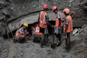 Nepal Flood Rescue: नेपाल बाढ़ के बीच सुरंग से 2 मजदूर निकले