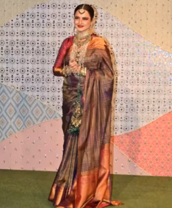 Celebrity Ganpati Looks: रेखा का साड़ी लुक हमेशा की तरह रॉयल