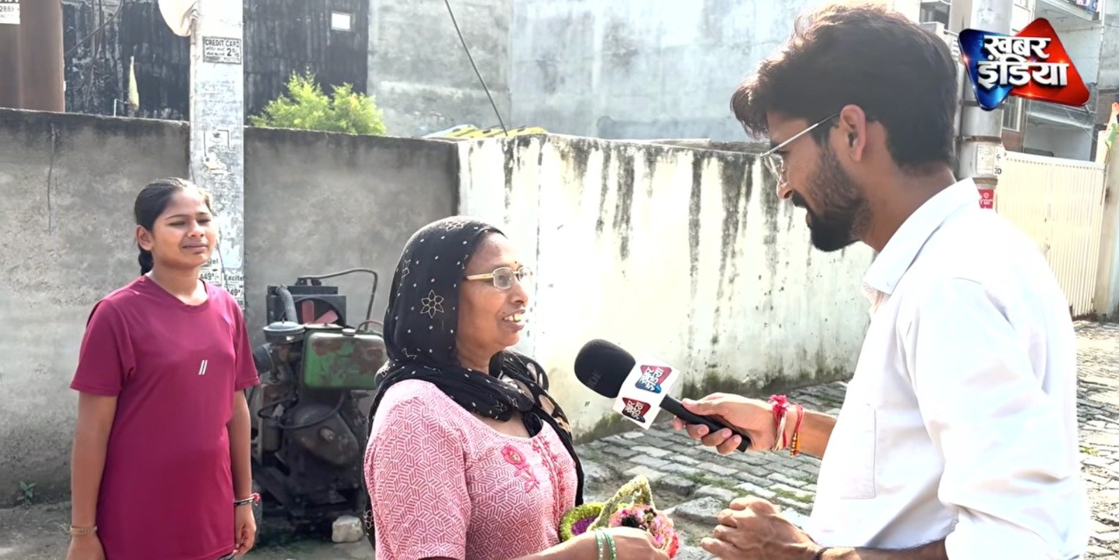 निशु आज़ाद पर पड़ोसी महिला ने साधा निशाना