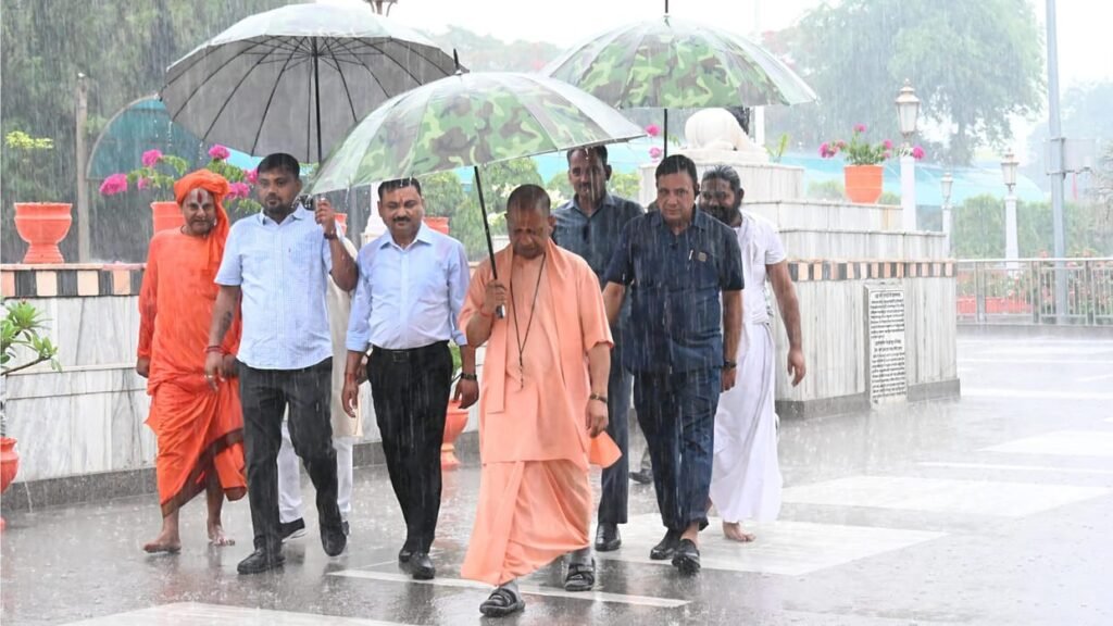 UP Weather: बारिश-बाढ़ के खतरे पर योगी ने संभाला मोर्चा, अधिकारियों को अलर्ट किया UP Weather