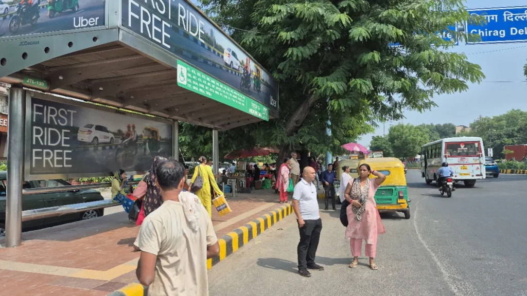 बस स्टैंड पर इंतजार करते रह गए लोग, मगर बसें नहीं आई; DTC ड्राइवरों की हड़ताल से थमी दिल्ली की रफ्तार…