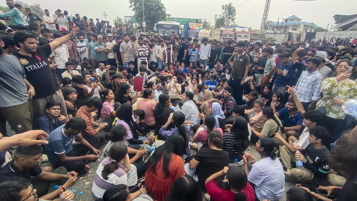 LPU PROTEST: LPU में प्रदर्शन क्यों भड़का? FIR से लाठीचार्ज तक