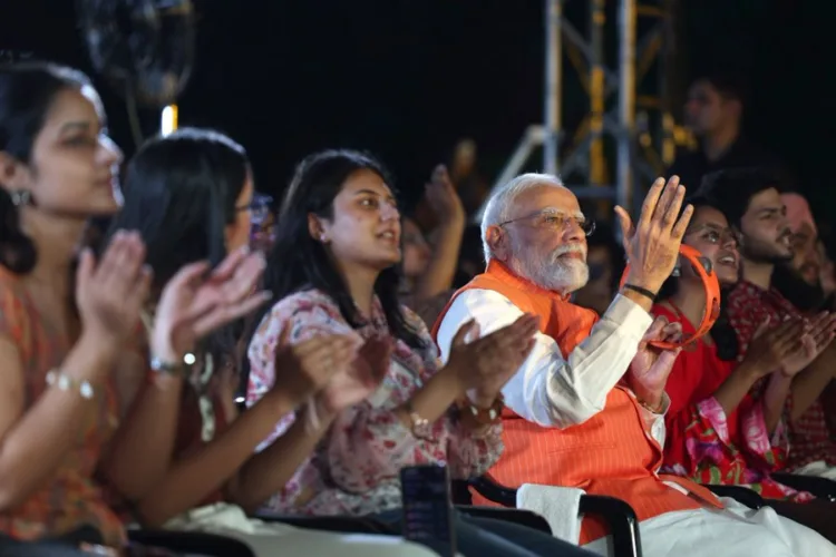 भजन क्लबिंग में पहुंचे पीएम मोदी