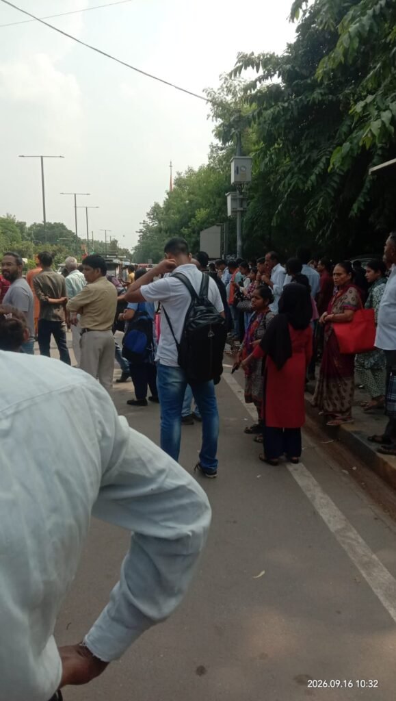 दिल्ली में चक्का जाम, यात्रियों का हाल-बेहाल; ड्राइवरों की हड़ताल से चरमराई परिवहन व्यवस्था New Delhi: दिल्ली में चक्का जाम, यात्रियों का हाल-बेहाल; ड्राइवरों की हड़ताल से चरमराई परिवहन व्यवस्था