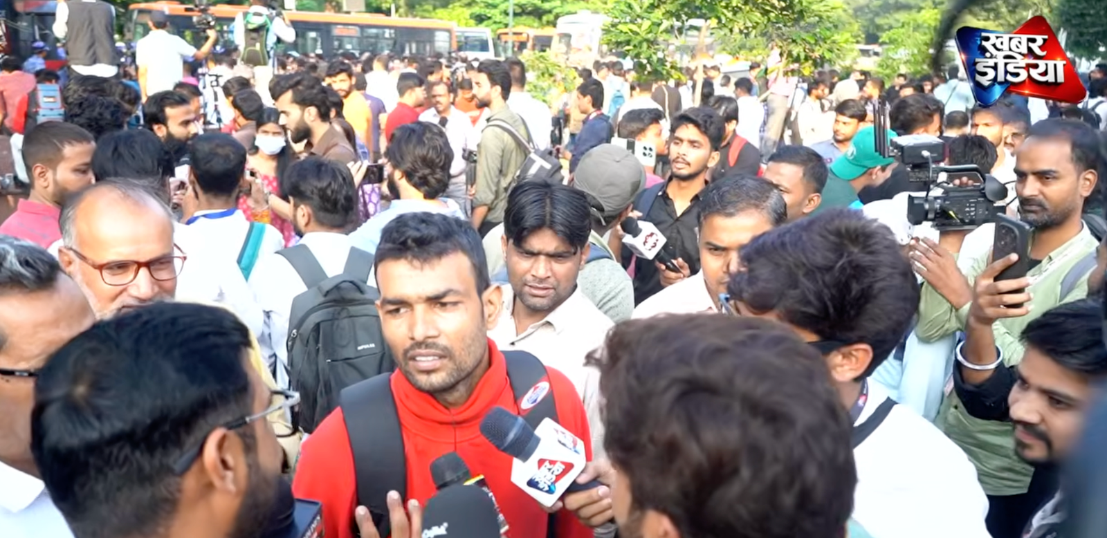एसआईआर विरोध में प्रदर्शनकारियों से तीखे सवाल