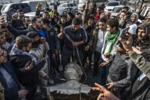 Europe Protests: तख्तापलट के बाद दमिश्क में हाफिज अल-असद की मूर्ति गिराते लोग।