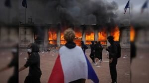 France Protests: फ्रांस में हिंसक प्रदर्शन, दुकानों में लूटपाट