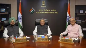 इलेक्शन कमिश्नर डॉ. सुखबीर संधू, चीफ इलेक्शन कमिश्नर ज्ञानेश कुमार और इलेक्शन कमिश्नर डॉ. विवेक जोशी