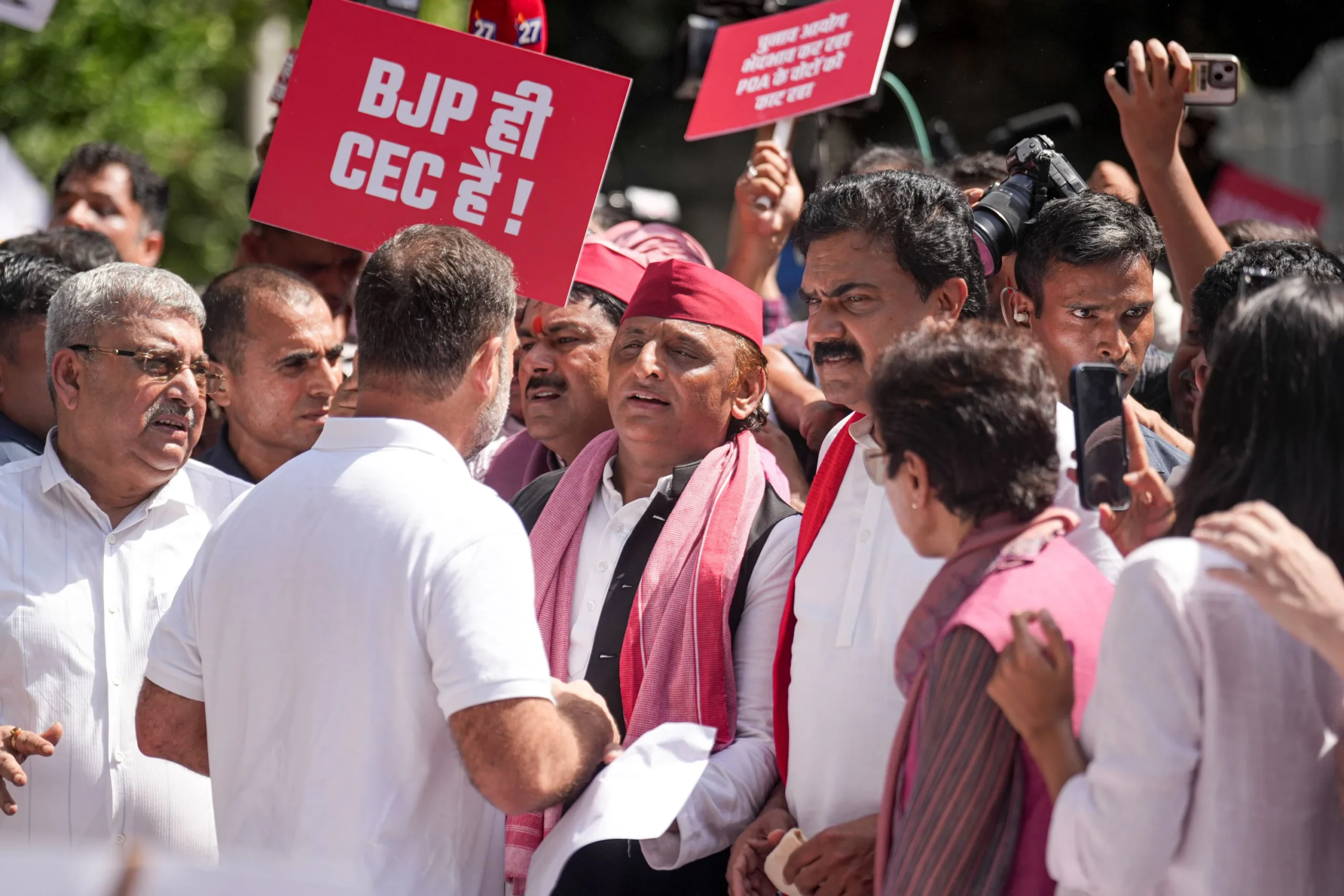 Opposition EC March: राहुल-प्रियंका धरने पर