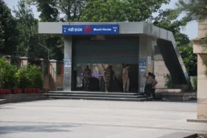 दिल्ली में SIR विरोध, 11 मेट्रो बंद