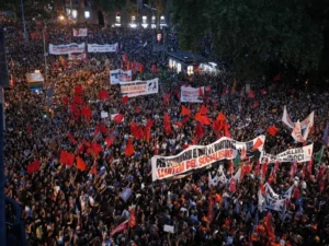Europe Protests: स्पेन में चुनाव की घोषणा के विरोध में प्रदर्शन, गाड़ियों और कूड़ेदानों में आग लगाई।