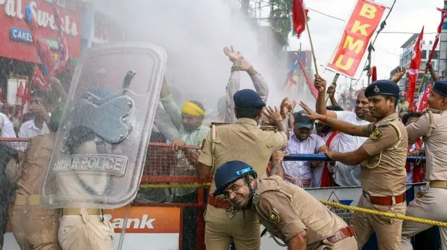 Jantar Mantar: दिल्ली में ज्ञानेश कुमार के इस्तीफे की मांग, सैंकड़ों गिरफ्तार