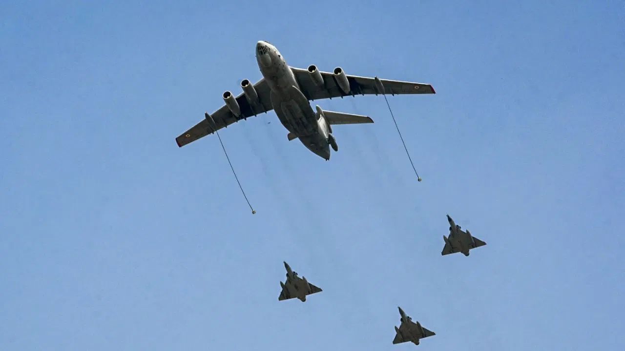 Varanasi Air Show: बनारस में गंगा के ऊपर गरजे राफेल-सुखोई