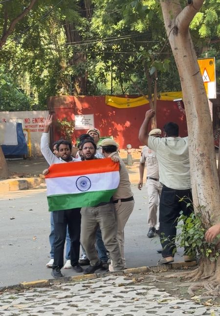Opinion: कॉकरोच की ओछी हरकत और केजरीवाल, तिरंगे की आड़ में अराजकता क्यों? 