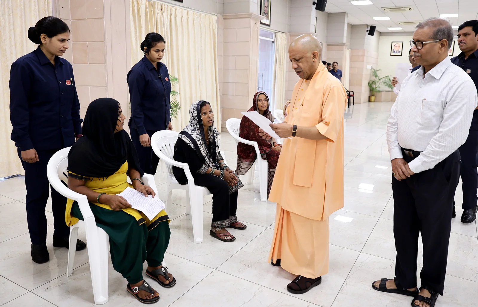 पीड़ितों की फरियाद सुनते CM योगी