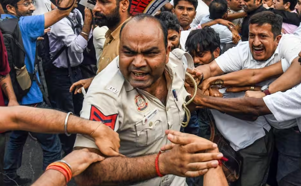विरोध-प्रदर्शन के नाम पर अराजकता और अभद्रता क्यों?