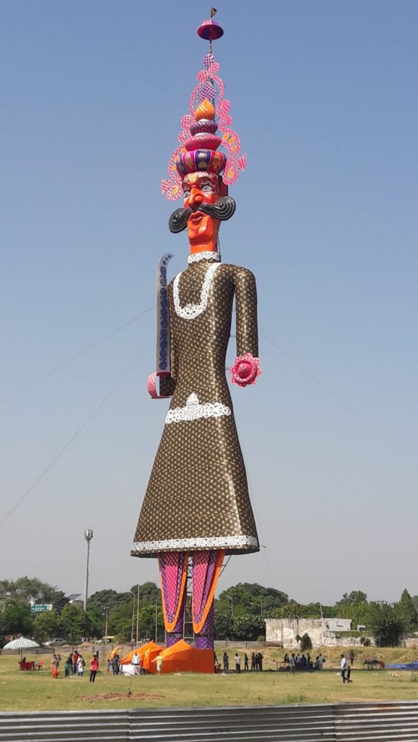 Dussehra: रावण की ऊंचाई बढ़ भी रही और घट भी रही, जानिए क्यों?